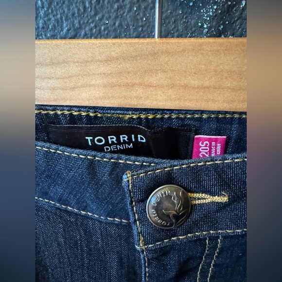 Women’sTORRID Dark Blue Straight Leg Jeans - Picture 2 of 3